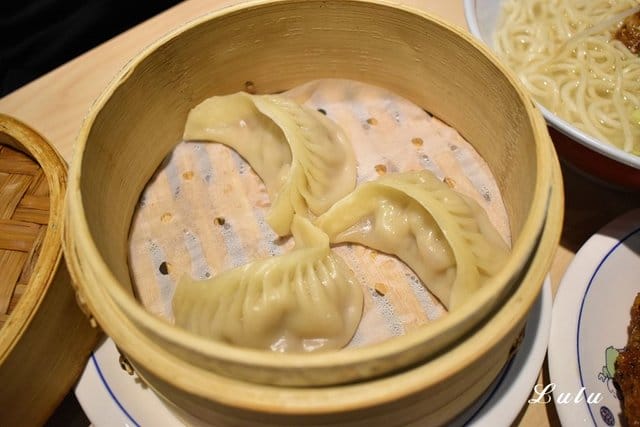 板橋美食。饗記·呷麵呷麵平價麵舖板橋店。小文青風的平價麵店。低消費，高品質。吃麵也能吃出時尚感