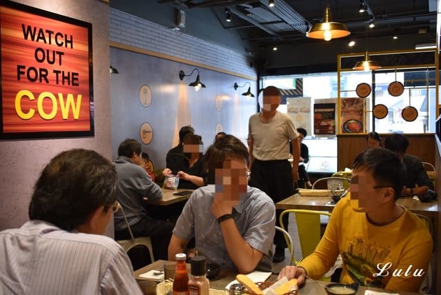 新店牛排。爭厚牛排新店中正店-板橋亞東原創。高CP值的原塊牛肉下去厚切，絕不使用組合肉。提供自助吧無限量供應。客惟您濃郁香草霜淇淋