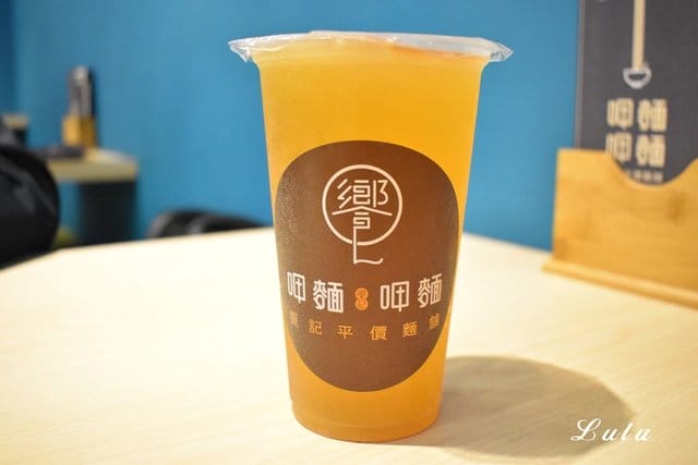 板橋美食。饗記·呷麵呷麵平價麵舖板橋店。小文青風的平價麵店。低消費，高品質。吃麵也能吃出時尚感