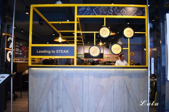 新店牛排。爭厚牛排新店中正店-板橋亞東原創。高CP值的原塊牛肉下去厚切，絕不使用組合肉。提供自助吧無限量供應。客惟您濃郁香草霜淇淋
