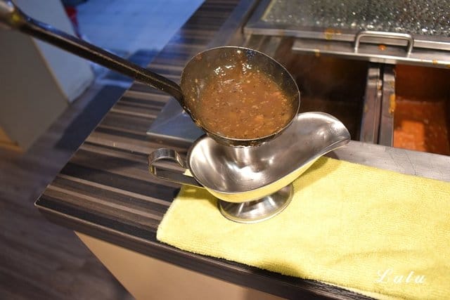 新店牛排。爭厚牛排新店中正店-板橋亞東原創。高CP值的原塊牛肉下去厚切，絕不使用組合肉。提供自助吧無限量供應。客惟您濃郁香草霜淇淋