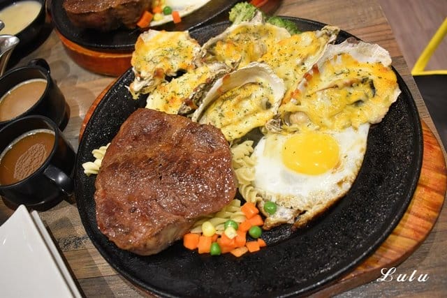 新店牛排。爭厚牛排新店中正店-板橋亞東原創。高CP值的原塊牛肉下去厚切，絕不使用組合肉。提供自助吧無限量供應。客惟您濃郁香草霜淇淋