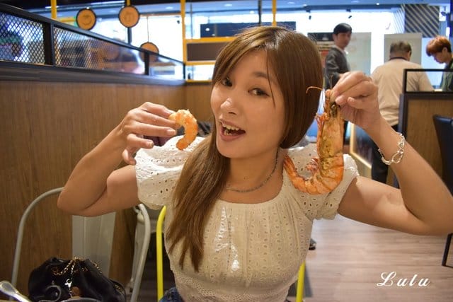 新店牛排。爭厚牛排新店中正店-板橋亞東原創。高CP值的原塊牛肉下去厚切，絕不使用組合肉。提供自助吧無限量供應。客惟您濃郁香草霜淇淋
