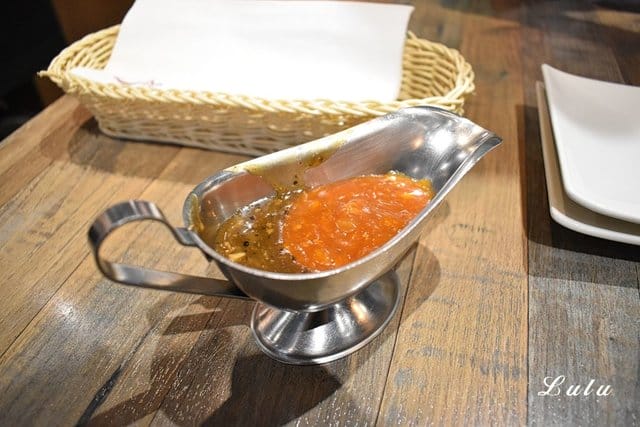新店牛排。爭厚牛排新店中正店-板橋亞東原創。高CP值的原塊牛肉下去厚切，絕不使用組合肉。提供自助吧無限量供應。客惟您濃郁香草霜淇淋
