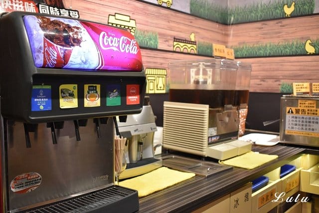新店牛排。爭厚牛排新店中正店-板橋亞東原創。高CP值的原塊牛肉下去厚切，絕不使用組合肉。提供自助吧無限量供應。客惟您濃郁香草霜淇淋