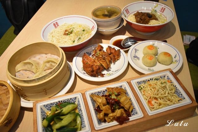 板橋美食。饗記·呷麵呷麵平價麵舖板橋店。小文青風的平價麵店。低消費，高品質。吃麵也能吃出時尚感
