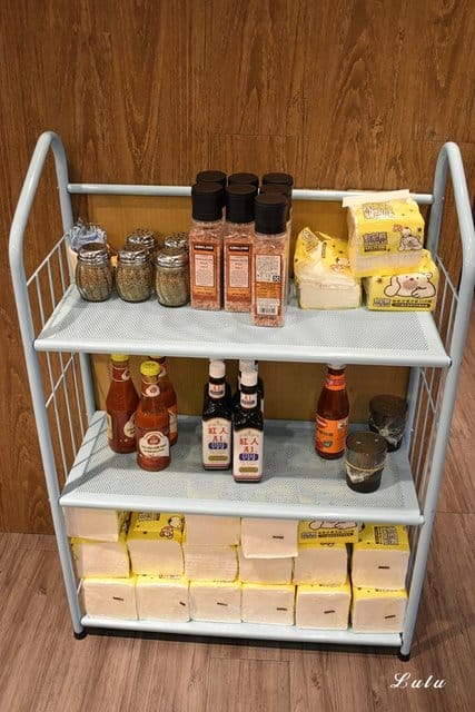新店牛排。爭厚牛排新店中正店-板橋亞東原創。高CP值的原塊牛肉下去厚切，絕不使用組合肉。提供自助吧無限量供應。客惟您濃郁香草霜淇淋