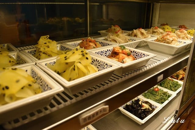 板橋美食。饗記·呷麵呷麵平價麵舖板橋店。小文青風的平價麵店。低消費，高品質。吃麵也能吃出時尚感