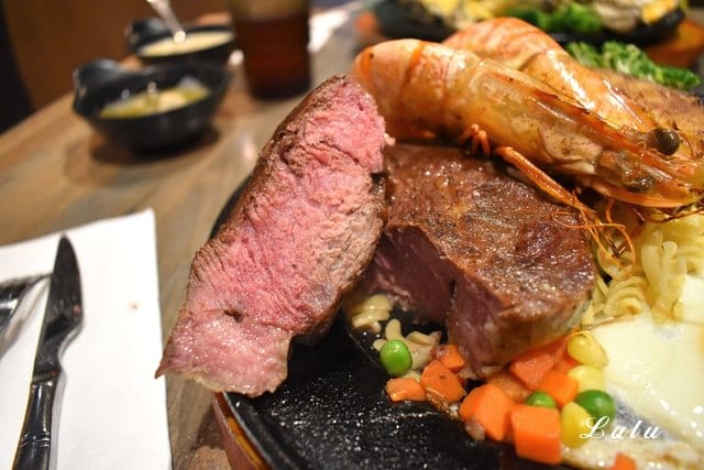 新店牛排。爭厚牛排新店中正店-板橋亞東原創。高CP值的原塊牛肉下去厚切，絕不使用組合肉。提供自助吧無限量供應。客惟您濃郁香草霜淇淋