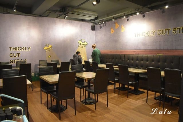 新店牛排。爭厚牛排新店中正店-板橋亞東原創。高CP值的原塊牛肉下去厚切，絕不使用組合肉。提供自助吧無限量供應。客惟您濃郁香草霜淇淋