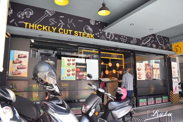 新店牛排。爭厚牛排新店中正店-板橋亞東原創。高CP值的原塊牛肉下去厚切，絕不使用組合肉。提供自助吧無限量供應。客惟您濃郁香草霜淇淋