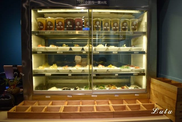 板橋美食。饗記·呷麵呷麵平價麵舖板橋店。小文青風的平價麵店。低消費，高品質。吃麵也能吃出時尚感