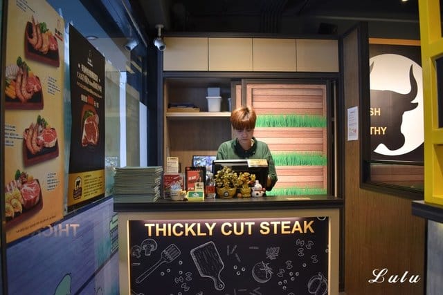 新店牛排。爭厚牛排新店中正店-板橋亞東原創。高CP值的原塊牛肉下去厚切，絕不使用組合肉。提供自助吧無限量供應。客惟您濃郁香草霜淇淋