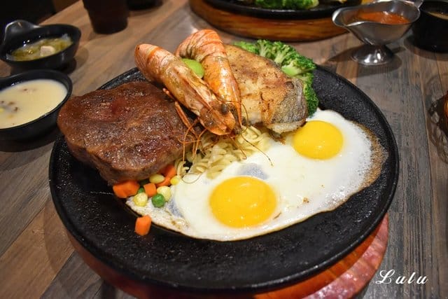 新店牛排。爭厚牛排新店中正店-板橋亞東原創。高CP值的原塊牛肉下去厚切，絕不使用組合肉。提供自助吧無限量供應。客惟您濃郁香草霜淇淋