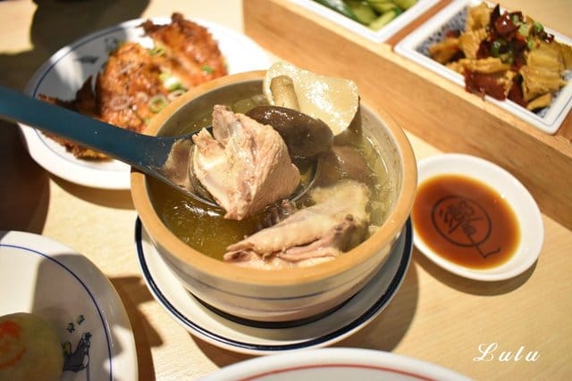 板橋美食。饗記·呷麵呷麵平價麵舖板橋店。小文青風的平價麵店。低消費，高品質。吃麵也能吃出時尚感