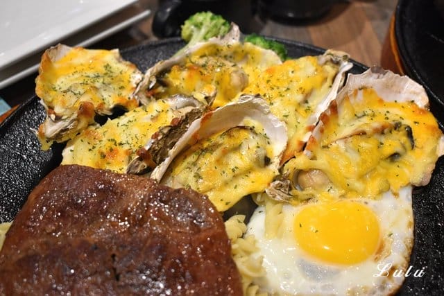 新店牛排。爭厚牛排新店中正店-板橋亞東原創。高CP值的原塊牛肉下去厚切，絕不使用組合肉。提供自助吧無限量供應。客惟您濃郁香草霜淇淋