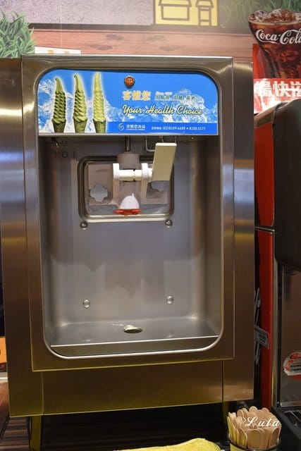 新店牛排。爭厚牛排新店中正店-板橋亞東原創。高CP值的原塊牛肉下去厚切，絕不使用組合肉。提供自助吧無限量供應。客惟您濃郁香草霜淇淋