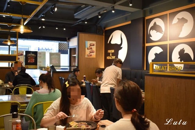 新店牛排。爭厚牛排新店中正店-板橋亞東原創。高CP值的原塊牛肉下去厚切，絕不使用組合肉。提供自助吧無限量供應。客惟您濃郁香草霜淇淋