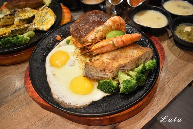 新店牛排。爭厚牛排新店中正店-板橋亞東原創。高CP值的原塊牛肉下去厚切，絕不使用組合肉。提供自助吧無限量供應。客惟您濃郁香草霜淇淋
