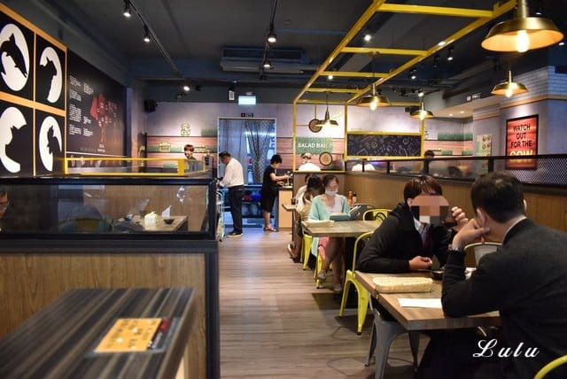 新店牛排。爭厚牛排新店中正店-板橋亞東原創。高CP值的原塊牛肉下去厚切，絕不使用組合肉。提供自助吧無限量供應。客惟您濃郁香草霜淇淋