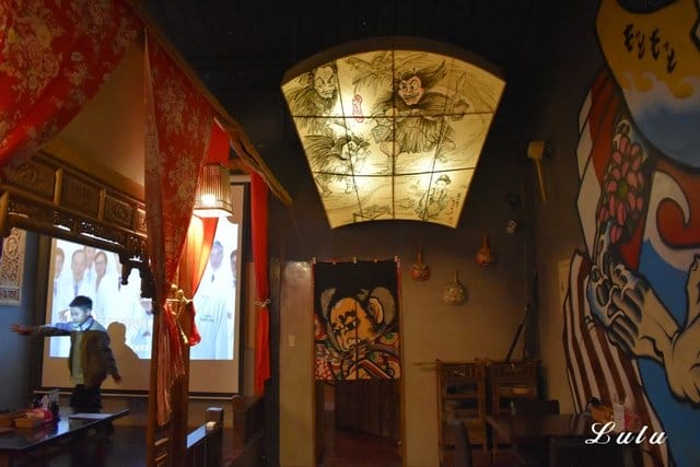 摩多居酒屋-新莊廟街串燒酒場。新莊巷弄美食/新莊在地人推薦平價居酒屋。結合現代與復古的日式特色居酒屋。別出新裁的日式料理，呈現出法國菜的擺盤。下班、週末宵夜的好去處