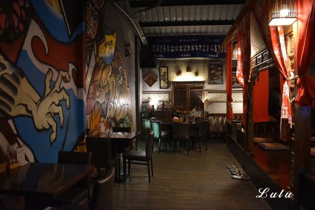 摩多居酒屋-新莊廟街串燒酒場。新莊巷弄美食/新莊在地人推薦平價居酒屋。結合現代與復古的日式特色居酒屋。別出新裁的日式料理，呈現出法國菜的擺盤。下班、週末宵夜的好去處