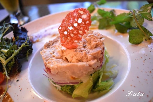 摩多居酒屋-新莊廟街串燒酒場。新莊巷弄美食/新莊在地人推薦平價居酒屋。結合現代與復古的日式特色居酒屋。別出新裁的日式料理，呈現出法國菜的擺盤。下班、週末宵夜的好去處