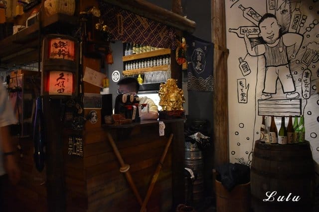 摩多居酒屋-新莊廟街串燒酒場。新莊巷弄美食/新莊在地人推薦平價居酒屋。結合現代與復古的日式特色居酒屋。別出新裁的日式料理，呈現出法國菜的擺盤。下班、週末宵夜的好去處
