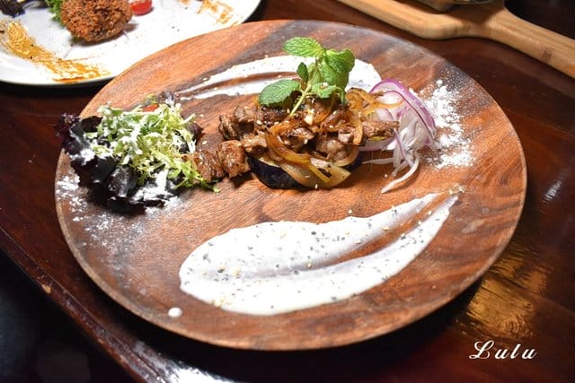 摩多居酒屋-新莊廟街串燒酒場。新莊巷弄美食/新莊在地人推薦平價居酒屋。結合現代與復古的日式特色居酒屋。別出新裁的日式料理，呈現出法國菜的擺盤。下班、週末宵夜的好去處