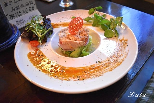 摩多居酒屋-新莊廟街串燒酒場。新莊巷弄美食/新莊在地人推薦平價居酒屋。結合現代與復古的日式特色居酒屋。別出新裁的日式料理，呈現出法國菜的擺盤。下班、週末宵夜的好去處