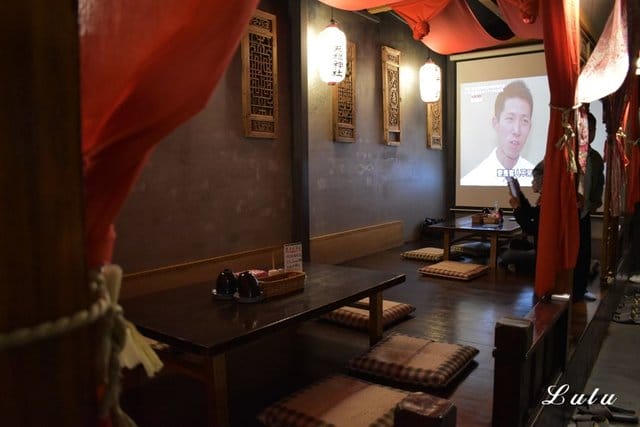 摩多居酒屋-新莊廟街串燒酒場。新莊巷弄美食/新莊在地人推薦平價居酒屋。結合現代與復古的日式特色居酒屋。別出新裁的日式料理，呈現出法國菜的擺盤。下班、週末宵夜的好去處