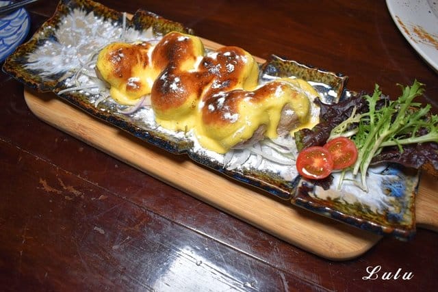 摩多居酒屋-新莊廟街串燒酒場。新莊巷弄美食/新莊在地人推薦平價居酒屋。結合現代與復古的日式特色居酒屋。別出新裁的日式料理，呈現出法國菜的擺盤。下班、週末宵夜的好去處
