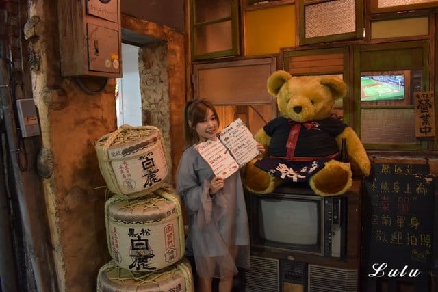 摩多居酒屋-新莊廟街串燒酒場。新莊巷弄美食/新莊在地人推薦平價居酒屋。結合現代與復古的日式特色居酒屋。別出新裁的日式料理，呈現出法國菜的擺盤。下班、週末宵夜的好去處