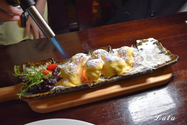 摩多居酒屋-新莊廟街串燒酒場。新莊巷弄美食/新莊在地人推薦平價居酒屋。結合現代與復古的日式特色居酒屋。別出新裁的日式料理，呈現出法國菜的擺盤。下班、週末宵夜的好去處