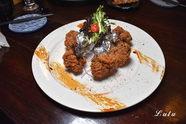 摩多居酒屋-新莊廟街串燒酒場。新莊巷弄美食/新莊在地人推薦平價居酒屋。結合現代與復古的日式特色居酒屋。別出新裁的日式料理，呈現出法國菜的擺盤。下班、週末宵夜的好去處