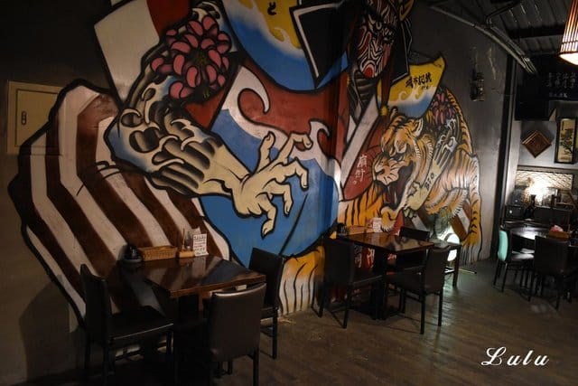 摩多居酒屋-新莊廟街串燒酒場。新莊巷弄美食/新莊在地人推薦平價居酒屋。結合現代與復古的日式特色居酒屋。別出新裁的日式料理，呈現出法國菜的擺盤。下班、週末宵夜的好去處