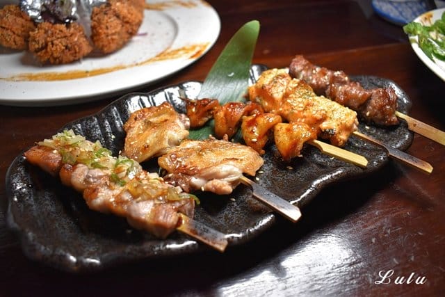 摩多居酒屋-新莊廟街串燒酒場。新莊巷弄美食/新莊在地人推薦平價居酒屋。結合現代與復古的日式特色居酒屋。別出新裁的日式料理，呈現出法國菜的擺盤。下班、週末宵夜的好去處