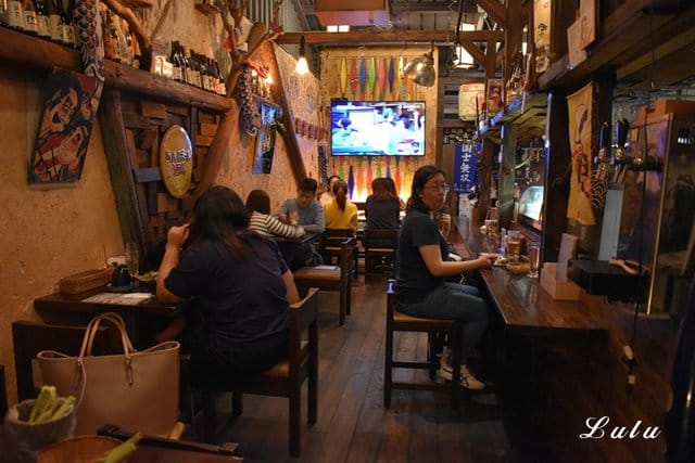 摩多居酒屋-新莊廟街串燒酒場。新莊巷弄美食/新莊在地人推薦平價居酒屋。結合現代與復古的日式特色居酒屋。別出新裁的日式料理，呈現出法國菜的擺盤。下班、週末宵夜的好去處