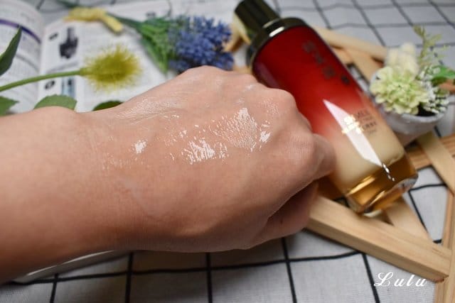 詩美諾全能精華乳。添加人蔘、靈芝等10多種珍貴的草本植物，逆齡、保濕同時亮白。結合化妝水、精華液及乳液，3合一的保養精華乳。省去保養步驟，同時免除瓶罐困擾。專for忙碌、沒時間保養的美人兒