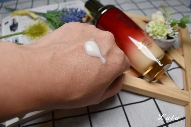 詩美諾全能精華乳。添加人蔘、靈芝等10多種珍貴的草本植物，逆齡、保濕同時亮白。結合化妝水、精華液及乳液，3合一的保養精華乳。省去保養步驟，同時免除瓶罐困擾。專for忙碌、沒時間保養的美人兒