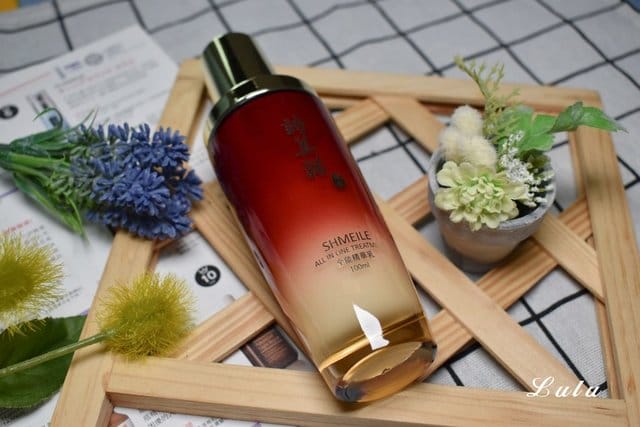 詩美諾全能精華乳。添加人蔘、靈芝等10多種珍貴的草本植物，逆齡、保濕同時亮白。結合化妝水、精華液及乳液，3合一的保養精華乳。省去保養步驟，同時免除瓶罐困擾。專for忙碌、沒時間保養的美人兒