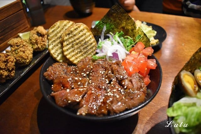 士林丼飯。大北直火人燒肉丼飯。嚴選獨家自製燒肉醬汁，結合直火搭配新鮮食材，完美結合最強丼飯！學生族群最愛/日式丼飯/日本國民美食/日式丼飯專門店