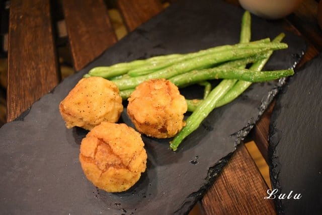 台北雞排/士林雞排。怪獸小雞排。士林巷弄美食/銅板美食。麻辣口味/生大蒜口味/椒鹽口味雞排。獨家三重口味可選擇的好吃雞排推薦。嚴選組合價，免百元。精選炸物/飲品/宵夜首選。享受邊走邊吃的台灣特色小吃