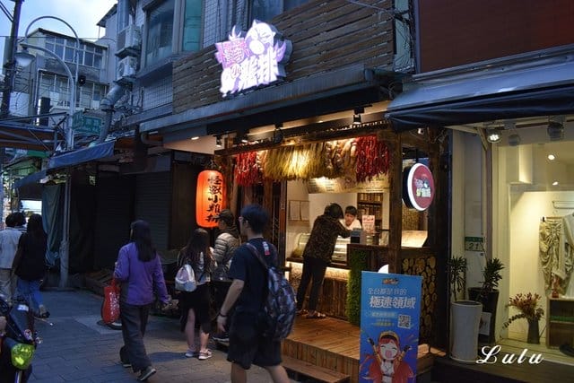 台北雞排/士林雞排。怪獸小雞排。士林巷弄美食/銅板美食。麻辣口味/生大蒜口味/椒鹽口味雞排。獨家三重口味可選擇的好吃雞排推薦。嚴選組合價，免百元。精選炸物/飲品/宵夜首選。享受邊走邊吃的台灣特色小吃