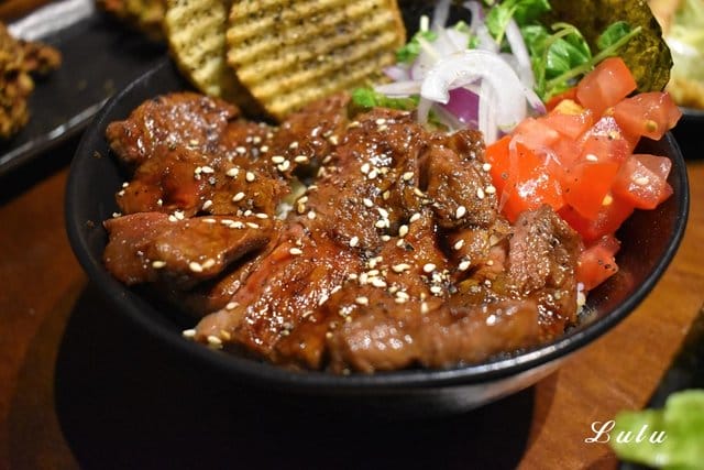 士林丼飯。大北直火人燒肉丼飯。嚴選獨家自製燒肉醬汁，結合直火搭配新鮮食材，完美結合最強丼飯！學生族群最愛/日式丼飯/日本國民美食/日式丼飯專門店