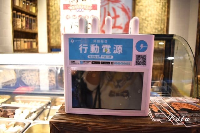 台北雞排/士林雞排。怪獸小雞排。士林巷弄美食/銅板美食。麻辣口味/生大蒜口味/椒鹽口味雞排。獨家三重口味可選擇的好吃雞排推薦。嚴選組合價，免百元。精選炸物/飲品/宵夜首選。享受邊走邊吃的台灣特色小吃