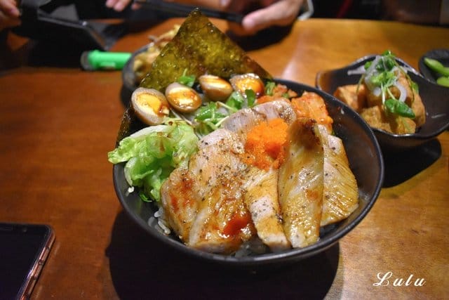 士林丼飯。大北直火人燒肉丼飯。嚴選獨家自製燒肉醬汁，結合直火搭配新鮮食材，完美結合最強丼飯！學生族群最愛/日式丼飯/日本國民美食/日式丼飯專門店