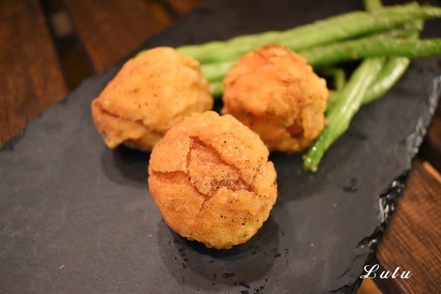台北雞排/士林雞排。怪獸小雞排。士林巷弄美食/銅板美食。麻辣口味/生大蒜口味/椒鹽口味雞排。獨家三重口味可選擇的好吃雞排推薦。嚴選組合價，免百元。精選炸物/飲品/宵夜首選。享受邊走邊吃的台灣特色小吃