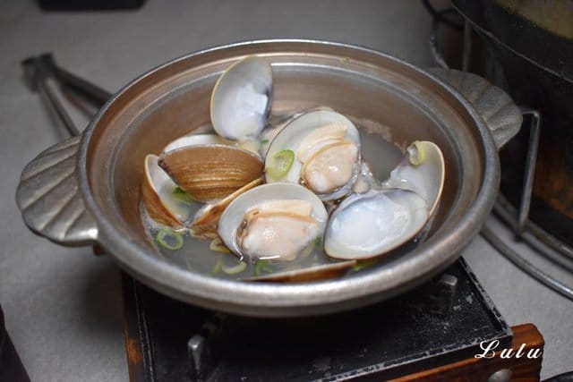 東區燒肉。火之舞蓁品燒 和牛放題。假日平均NT$899/1人，美澳和牛/生食級干貝/原塊牛排/骰子牛肉（頂級食材），無限量供應，吃到飽。食材新鮮嚴選，飯後甜點精緻細膩。滿足大口吃肉的快感