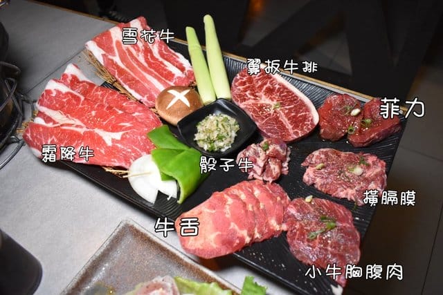 東區燒肉。火之舞蓁品燒 和牛放題。假日平均NT$899/1人，美澳和牛/生食級干貝/原塊牛排/骰子牛肉（頂級食材），無限量供應，吃到飽。食材新鮮嚴選，飯後甜點精緻細膩。滿足大口吃肉的快感